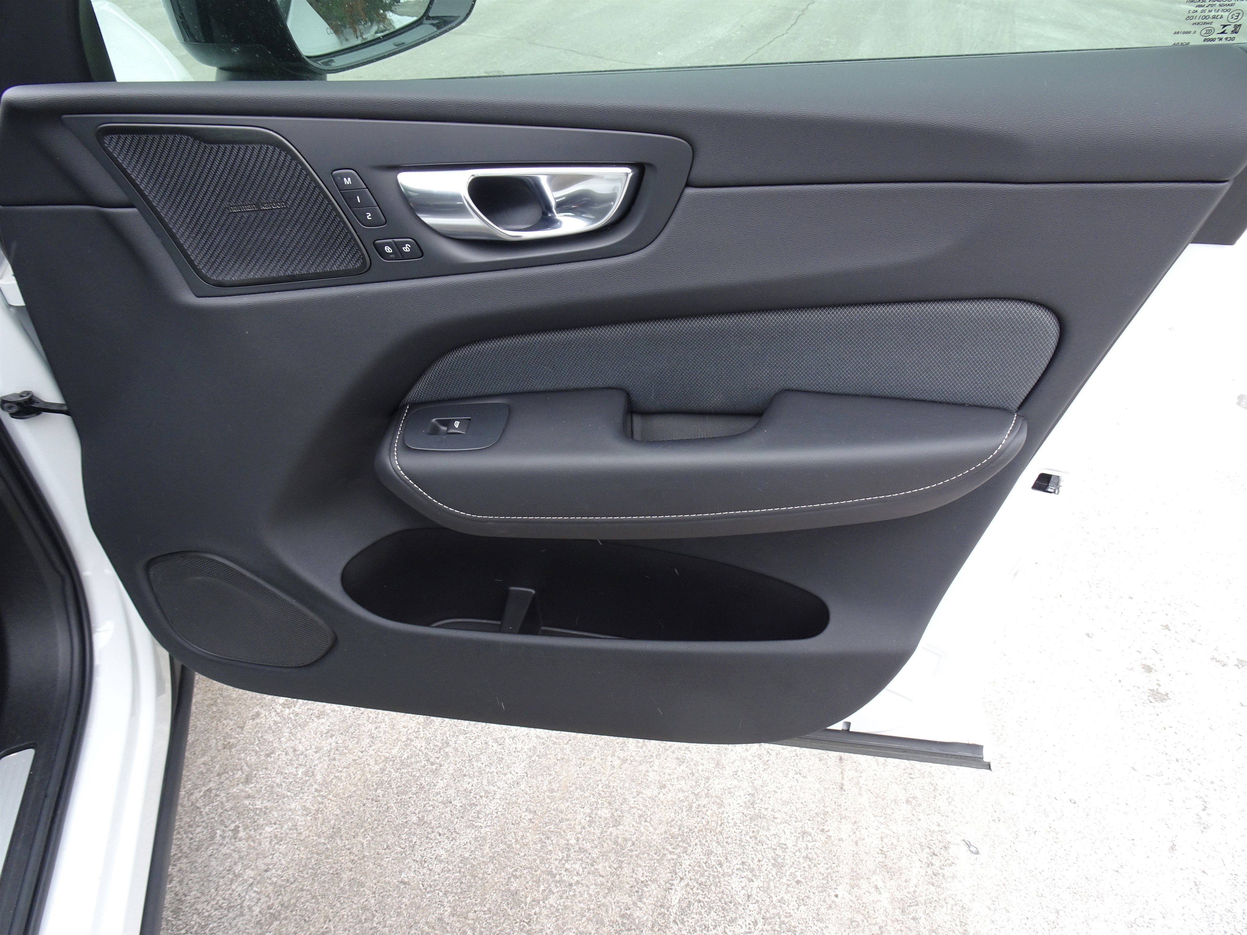 Used 2022 Volvo XC60 B6 R-Design w/ Advanced Package image 24