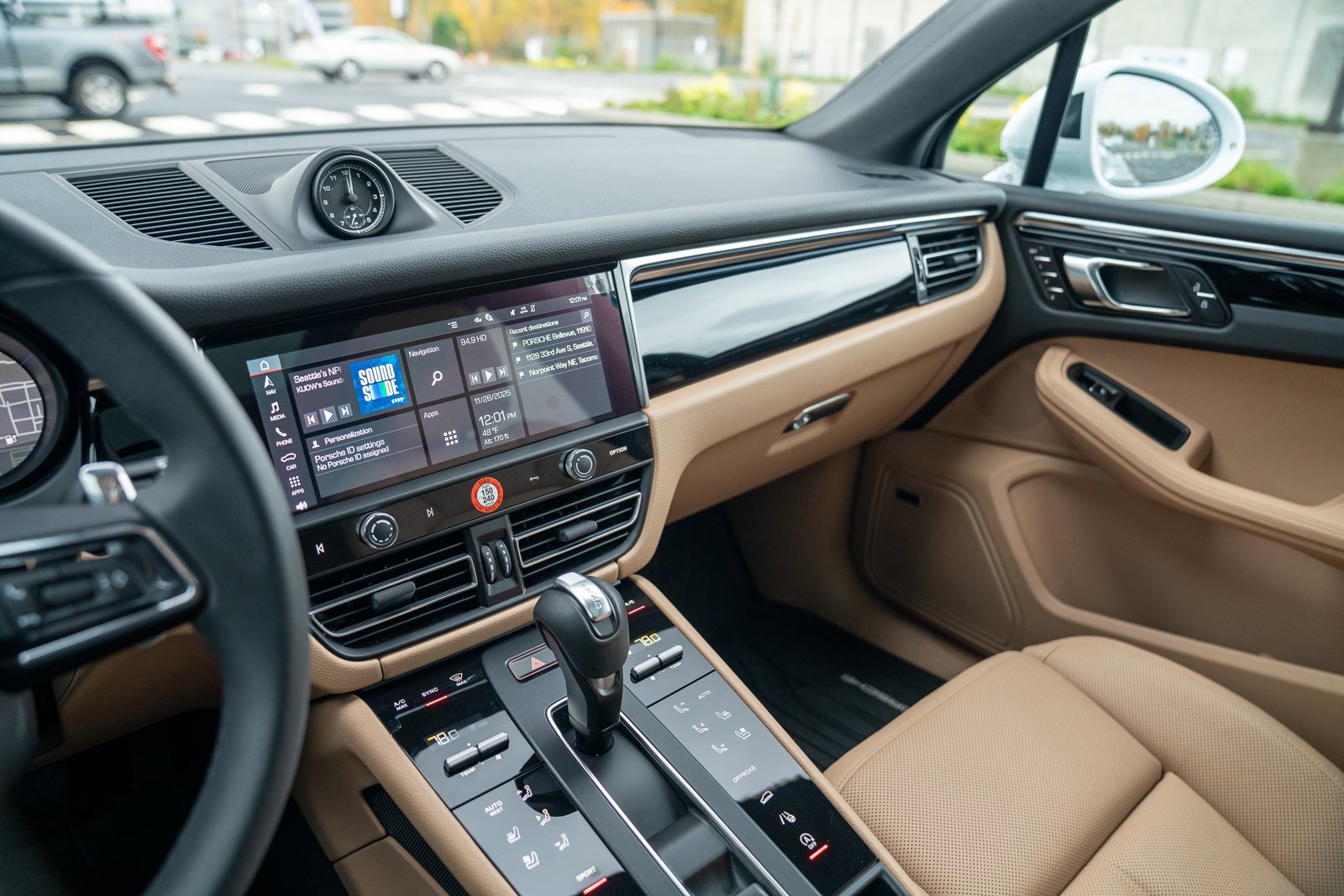 Used 2025 Porsche Macan image 15