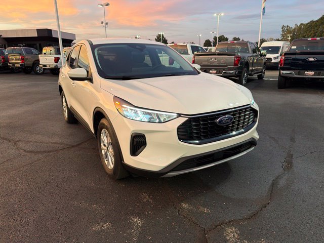 Used 2023 Ford Escape Active w/ Tech Pack #2 AWD/4WD image 2