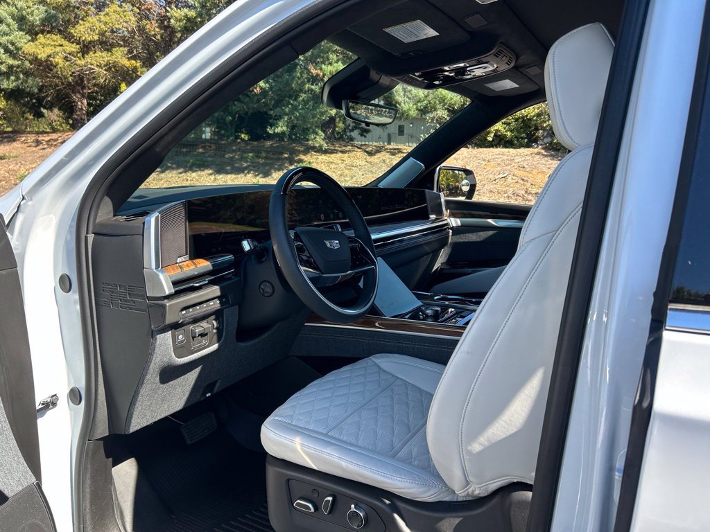 Used 2026 Cadillac Escalade ESV Platinum Luxury w/ LPO, Floor Liner Package AWD/4WD image 52