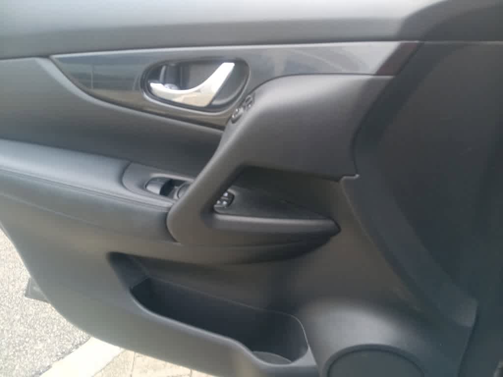Used 2019 Nissan Rogue SV image 14