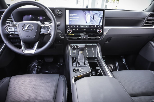 Used 2026 Lexus GX 550 w/ Accessory Package (2T) AWD/4WD image 18