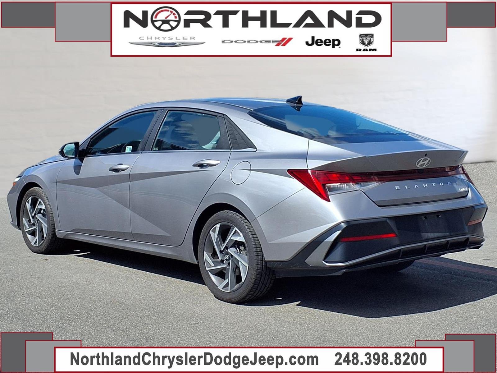 Used 2025 Hyundai Elantra Limited FWD image 2