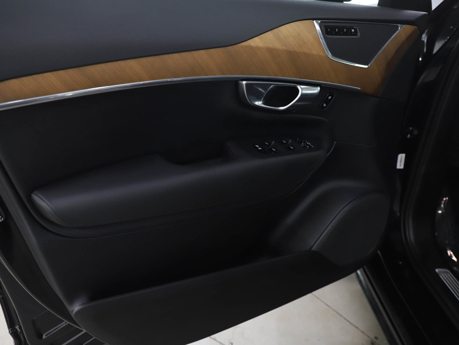 Used 2025 Volvo XC90 B6 Plus image 23