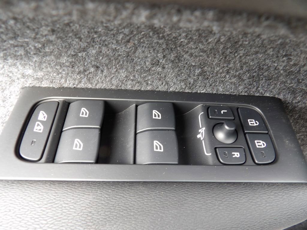 New 2025 Volvo XC40 B5 Ultra w/ Climate Package image 9