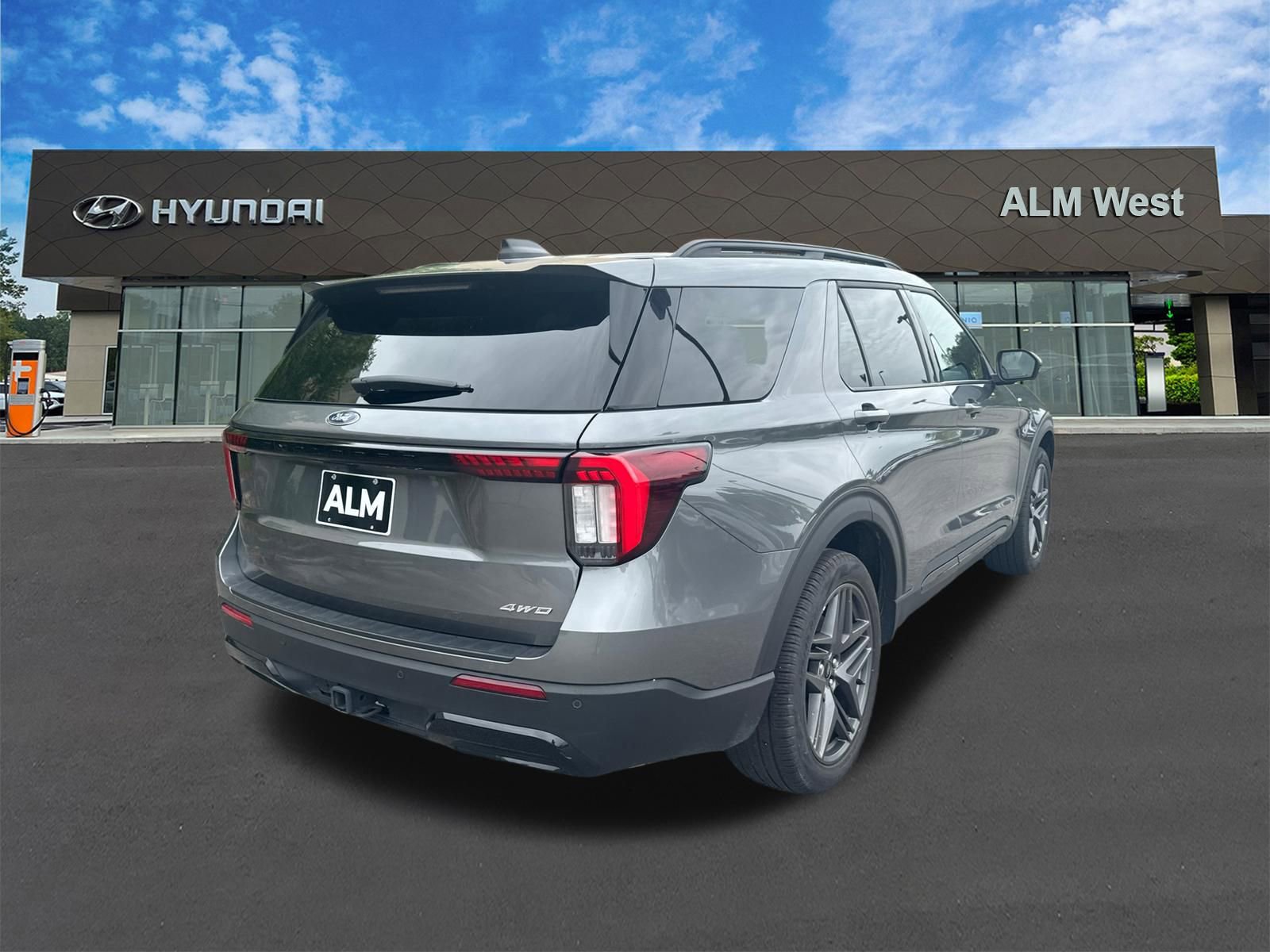 Used 2025 Ford Explorer ST-Line w/ ST-Line Street Pack AWD/4WD image 5