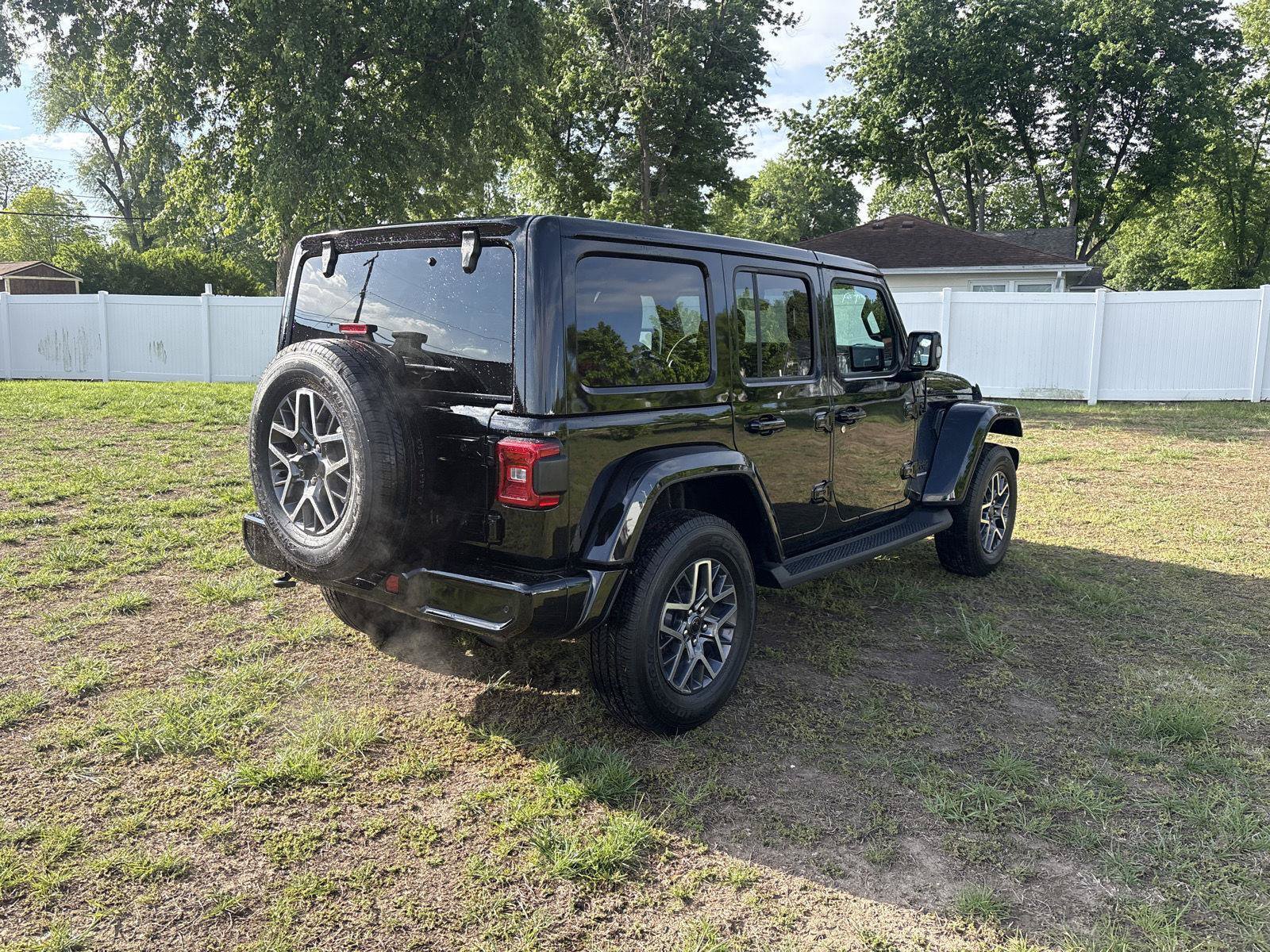 Used 2023 Jeep Wrangler Unlimited Sahara AWD/4WD image 6