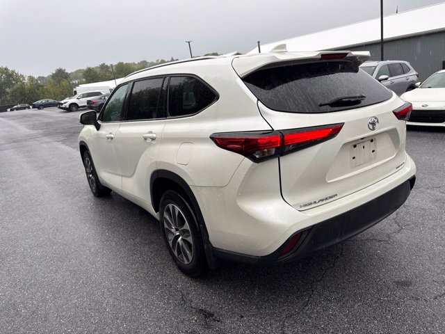 Used 2021 Toyota Highlander XLE AWD/4WD image 8