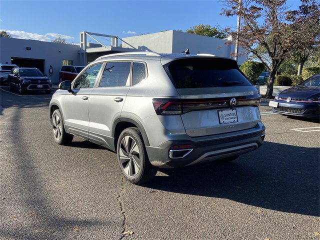 Used 2025 Volkswagen Taos SE image 8