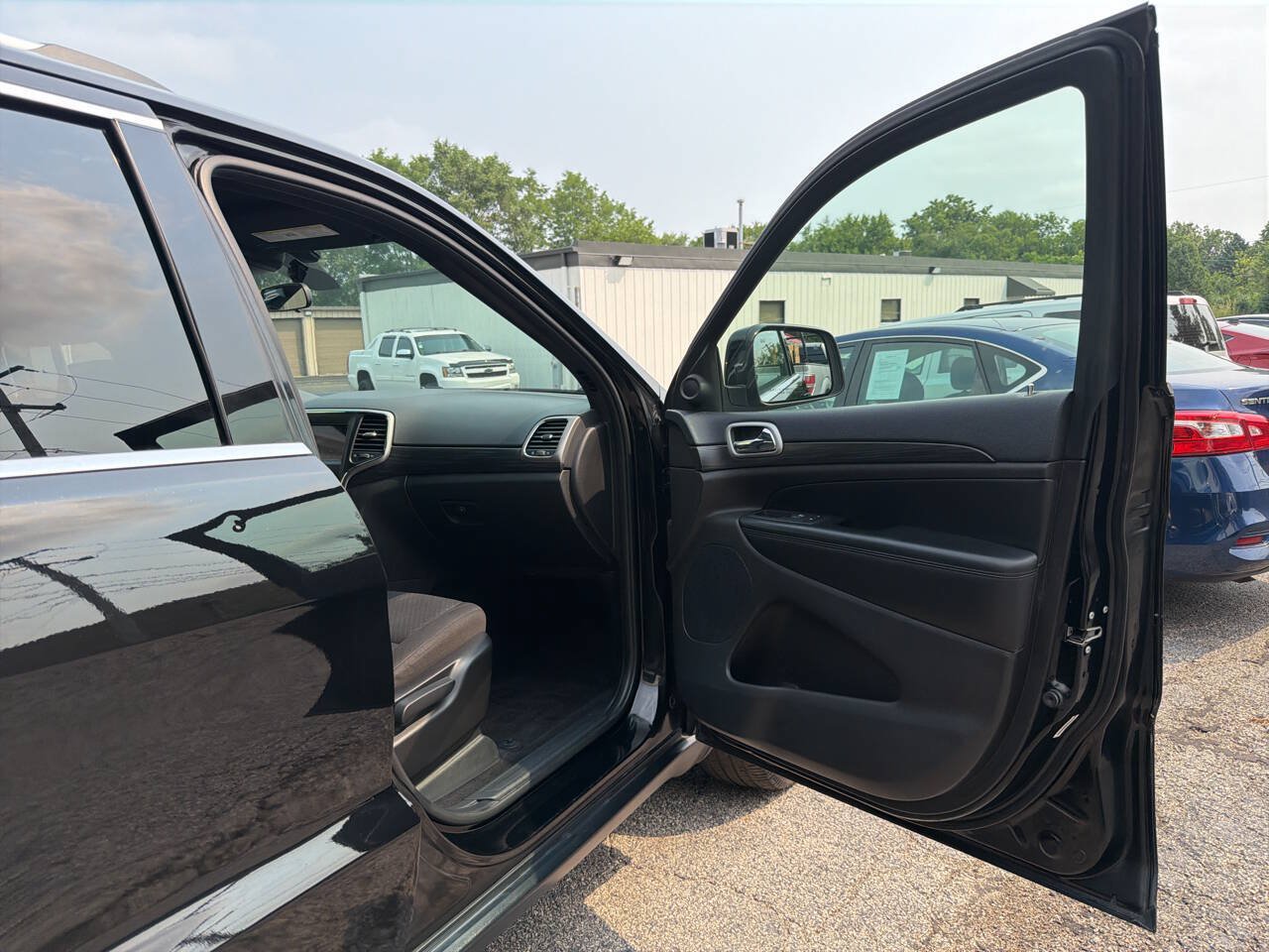 Used 2019 Jeep Grand Cherokee Laredo AWD/4WD image 30