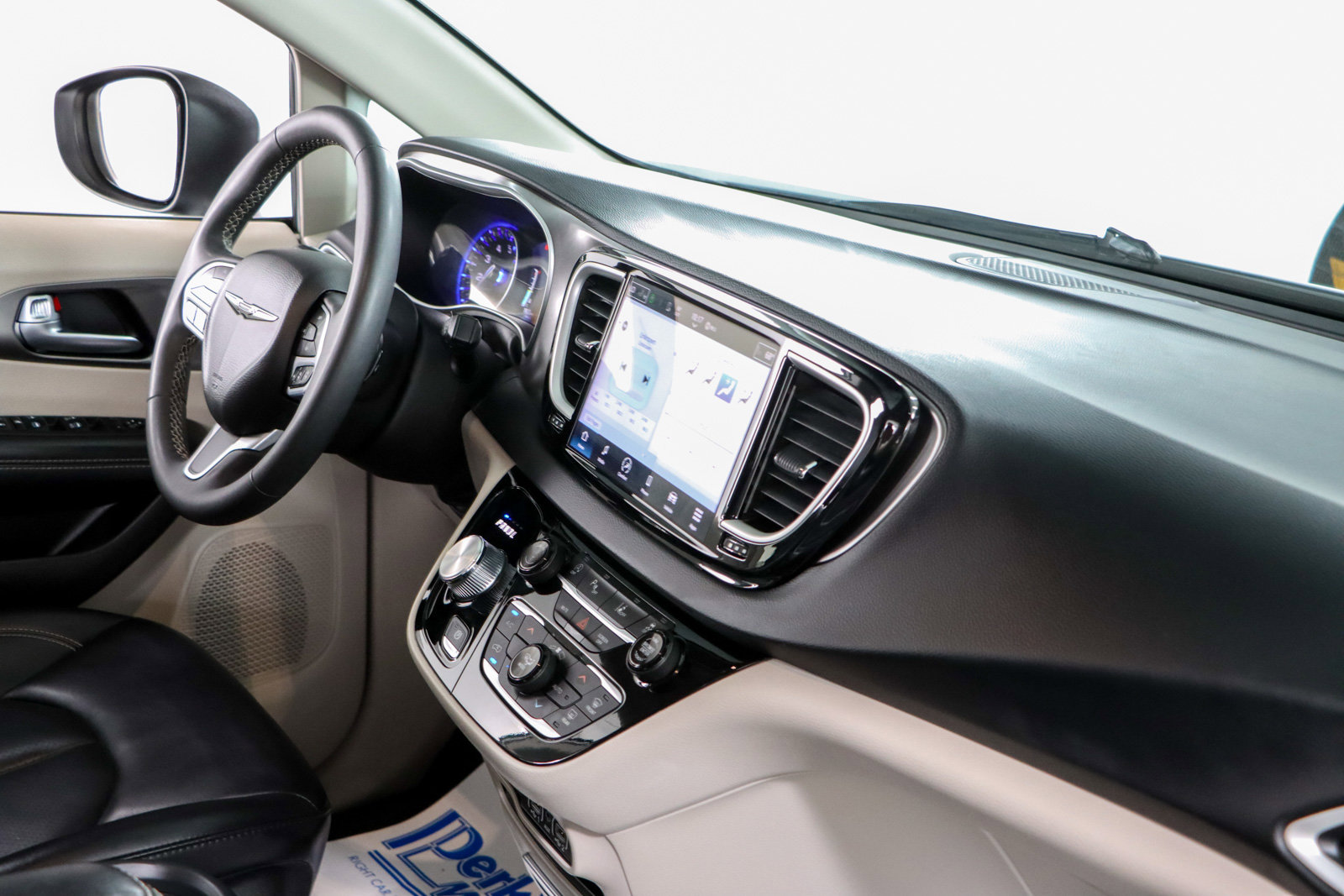 Used 2023 Chrysler Pacifica Touring-L FWD image 26