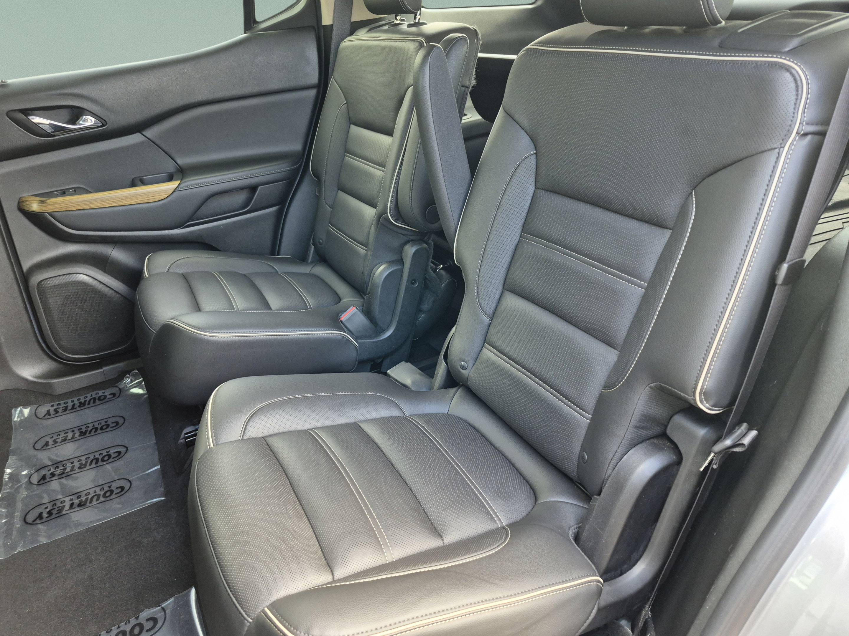 Used 2017 GMC Acadia Denali w/ Technology Package FWD image 17