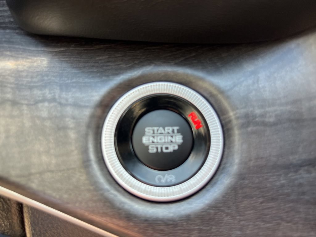 Used 2023 Jeep Grand Cherokee L Limited AWD/4WD image 39