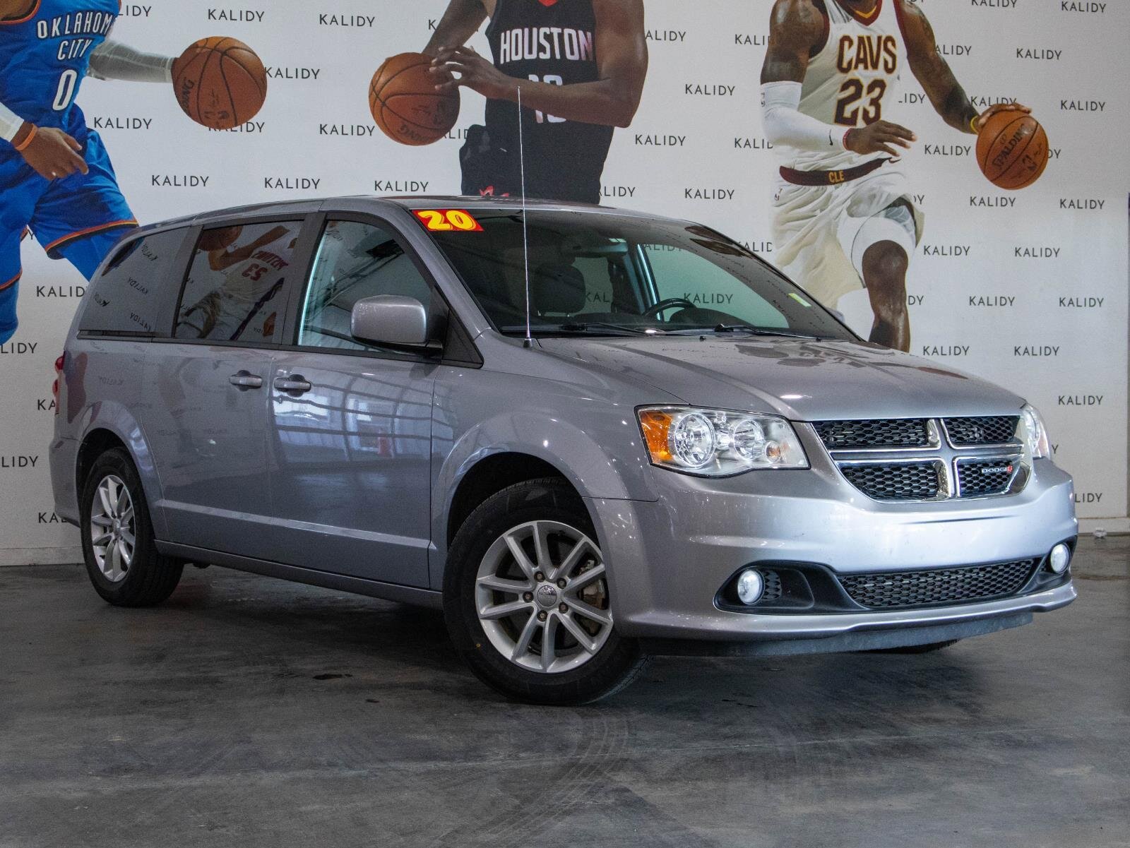 Used 2020 Dodge Grand Caravan SE image 2