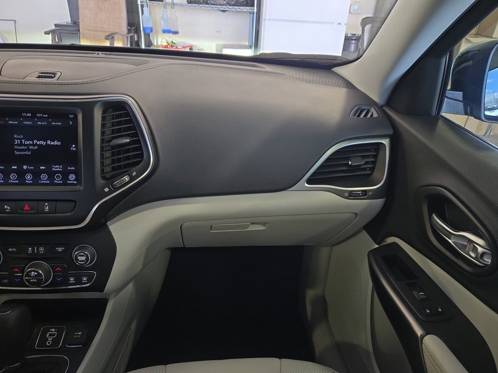 Used 2021 Jeep Cherokee Latitude Lux w/ Comfort/Convenience Group FWD image 20