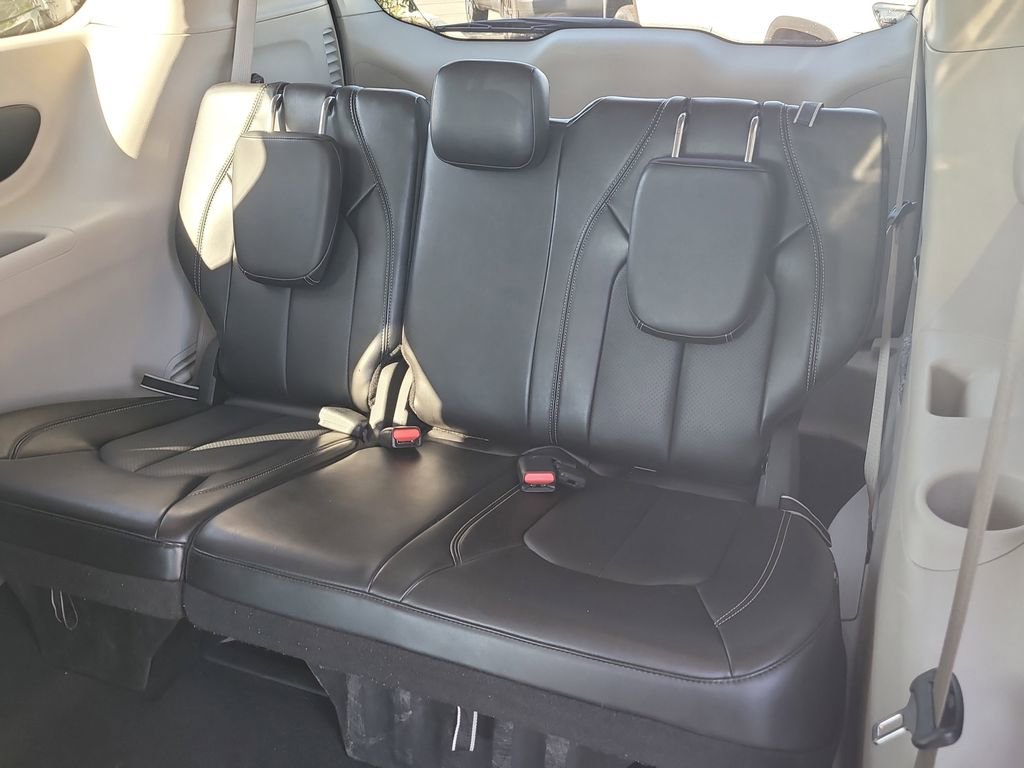 Used 2024 Chrysler Pacifica Touring-L image 12