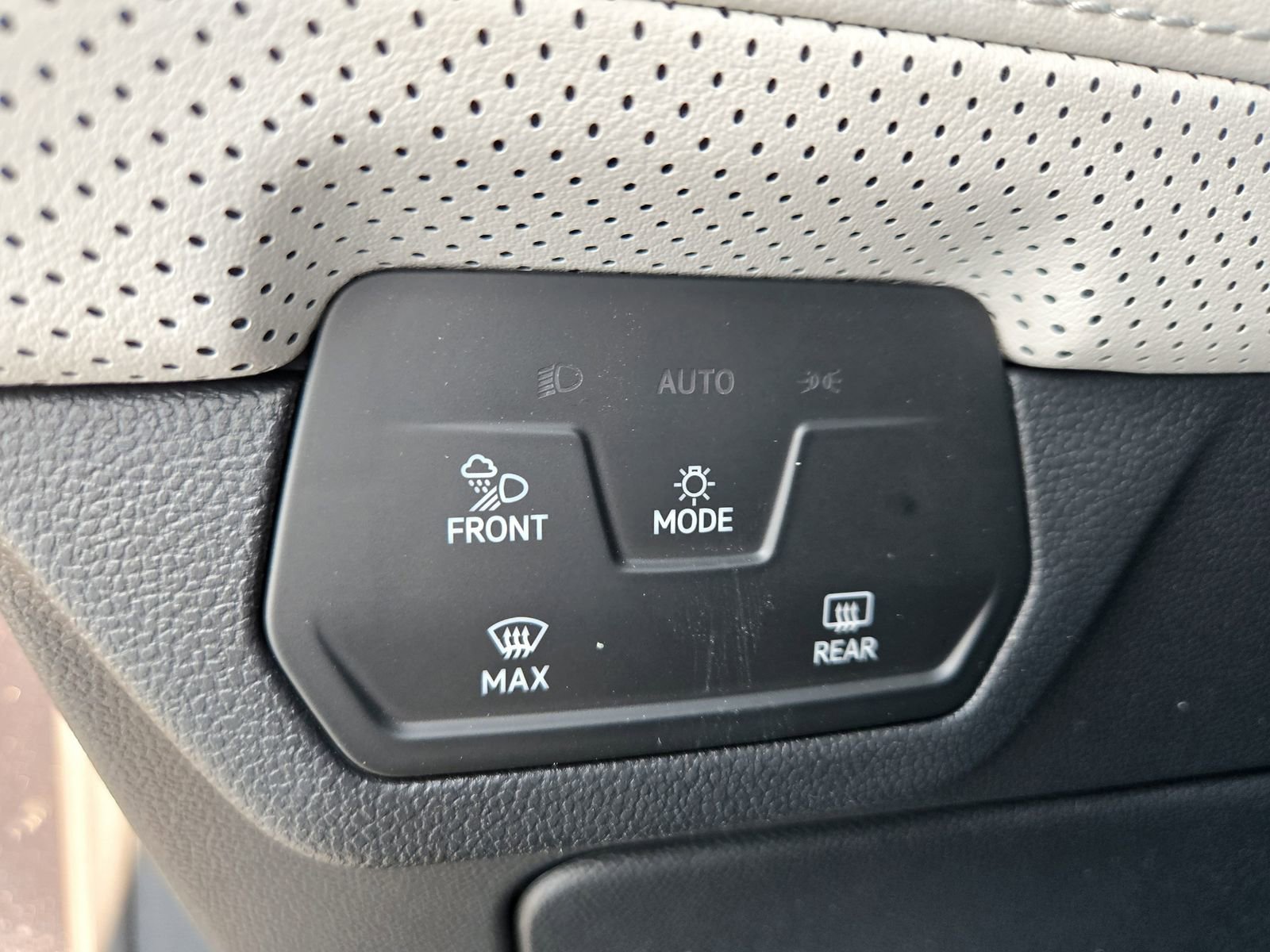 Used 2025 Volkswagen Atlas Cross Sport SEL Premium R-Line image 16