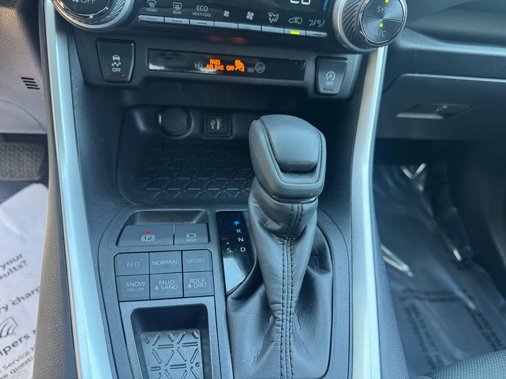 Used 2025 Toyota RAV4 XLE AWD/4WD image 24