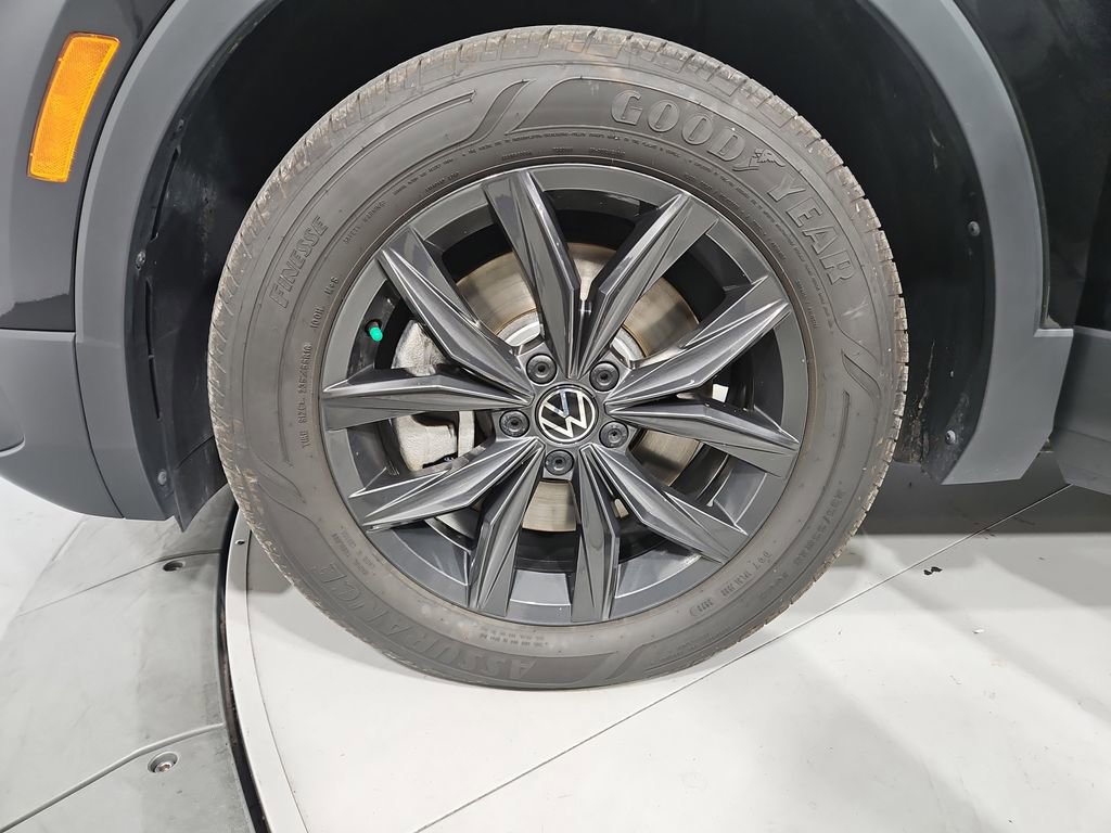 Certified 2024 Volkswagen Tiguan SE w/ Panoramic Sunroof Package image 30