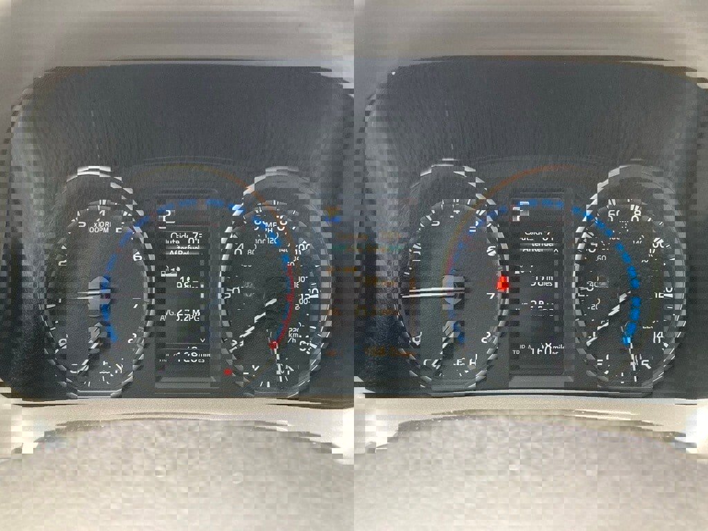 Used 2018 Toyota RAV4 LE image 15