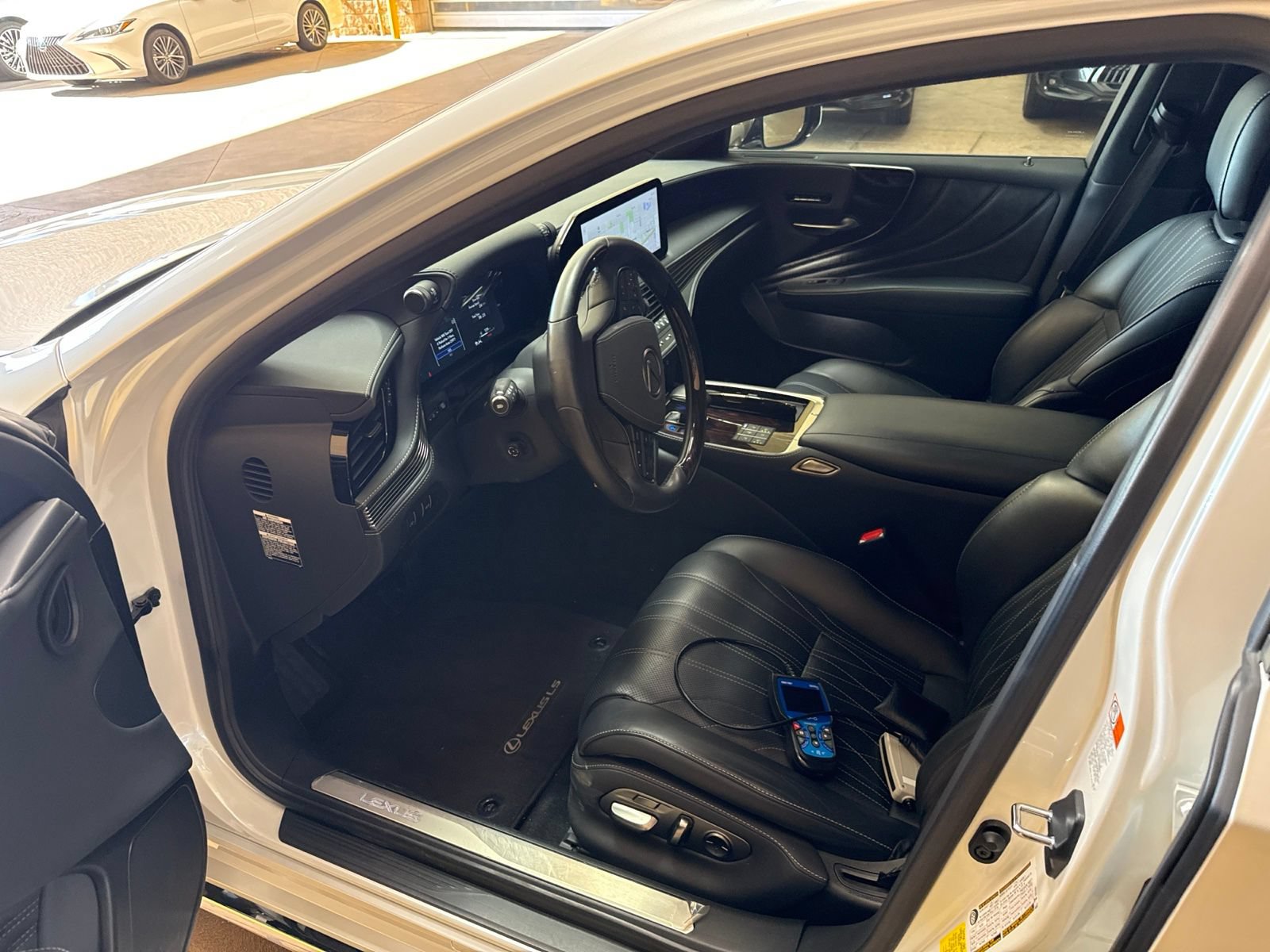 Used 2024 Lexus LS 500 w/ Luxury Package RWD image 5