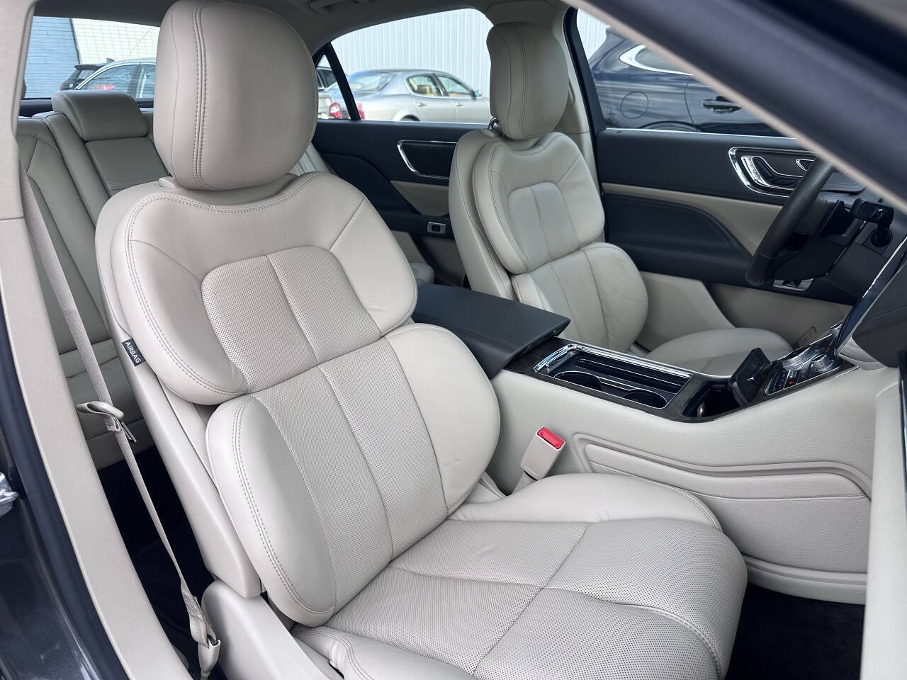 Used 2018 Lincoln Continental Select w/ Continental Climate Package FWD image 39
