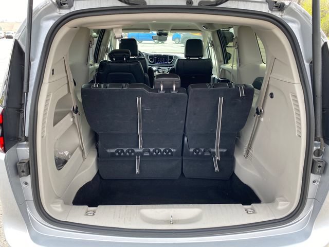 Used 2024 Chrysler Pacifica Touring-L FWD image 18