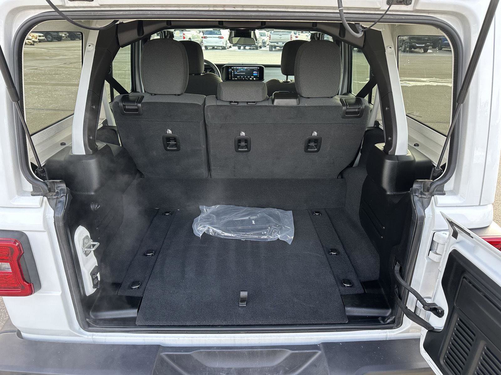 Used 2025 Jeep Wrangler Sahara image 6