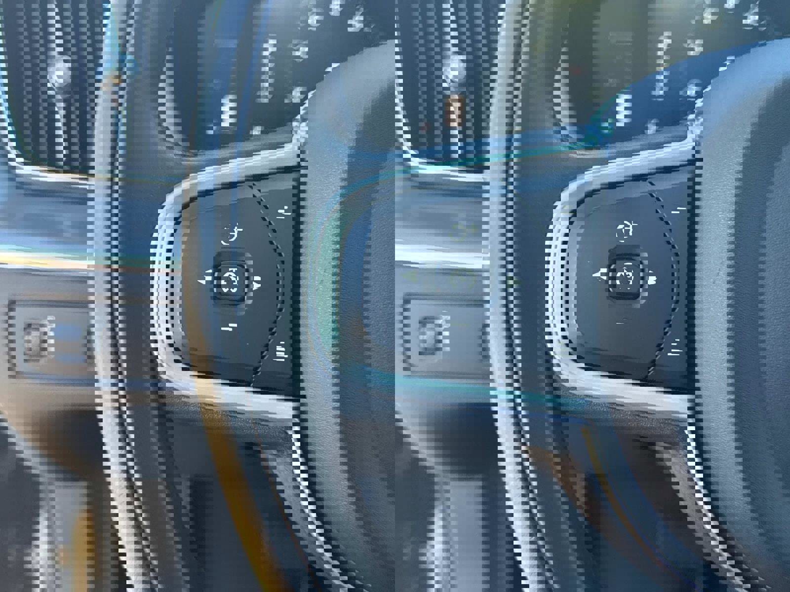 Used 2019 Volvo XC60 T5 Momentum w/ Premium Package image 29