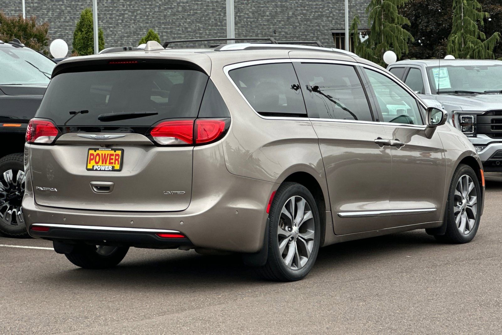 Used 2017 Chrysler Pacifica Limited FWD image 4