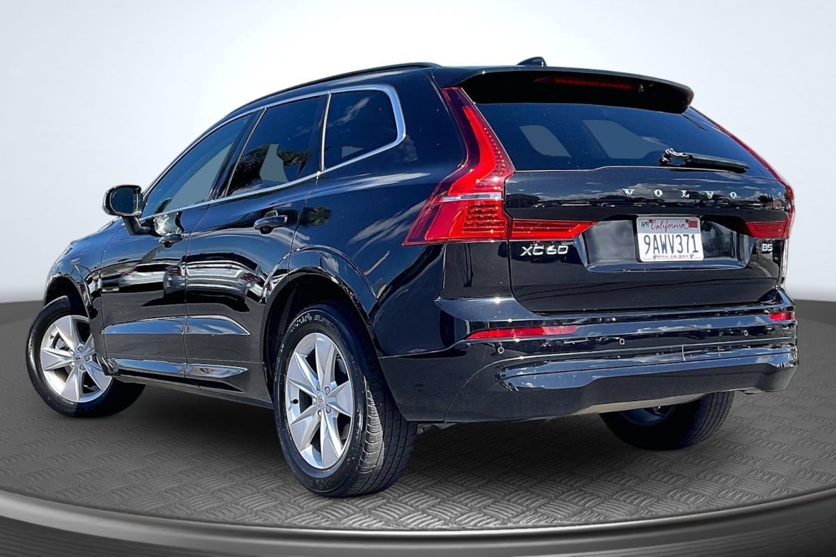 Used 2022 Volvo XC60 B5 Momentum AWD/4WD image 2