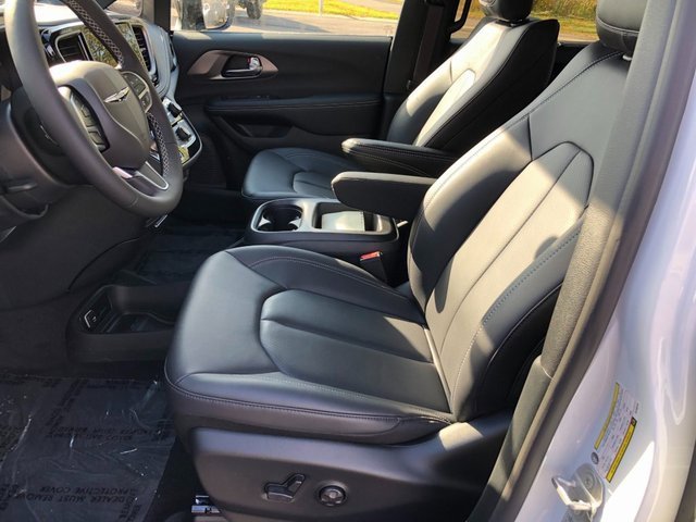 New 2026 Chrysler Pacifica Select image 12