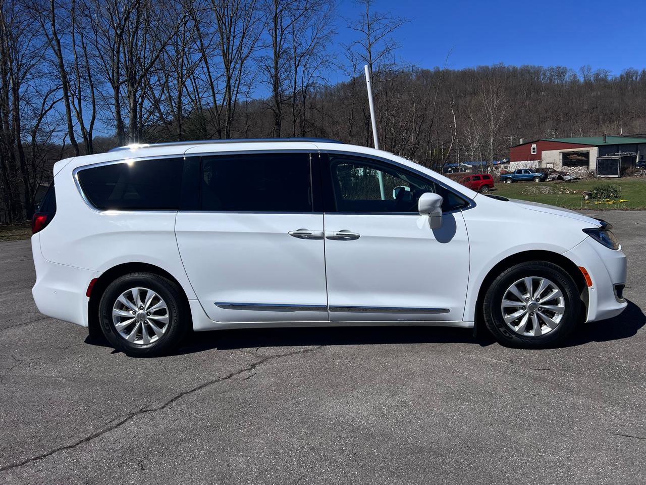 Used 2018 Chrysler Pacifica Touring-L w/ Advanced Safetytec Group image 8