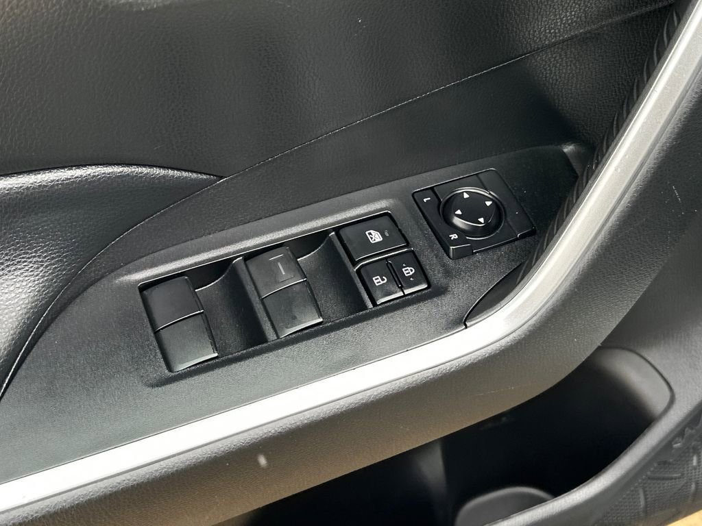 Used 2021 Toyota RAV4 LE AWD/4WD image 18