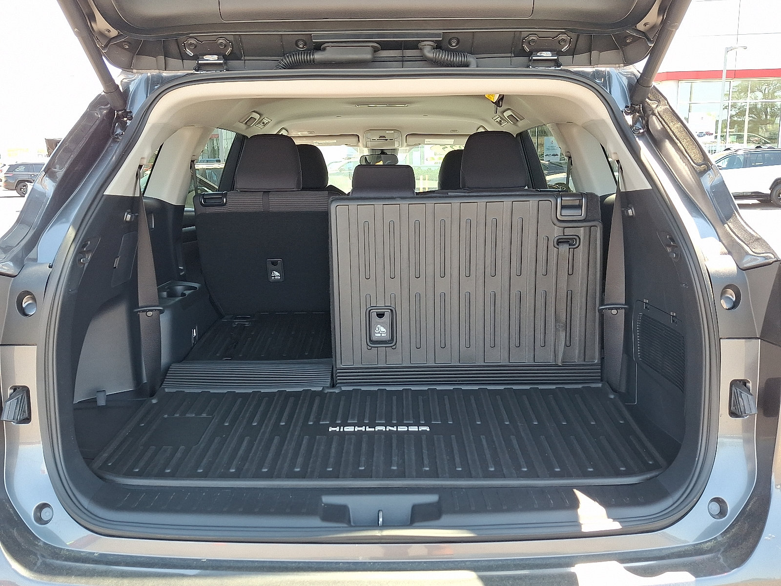 Used 2025 Toyota Highlander LE AWD/4WD image 28