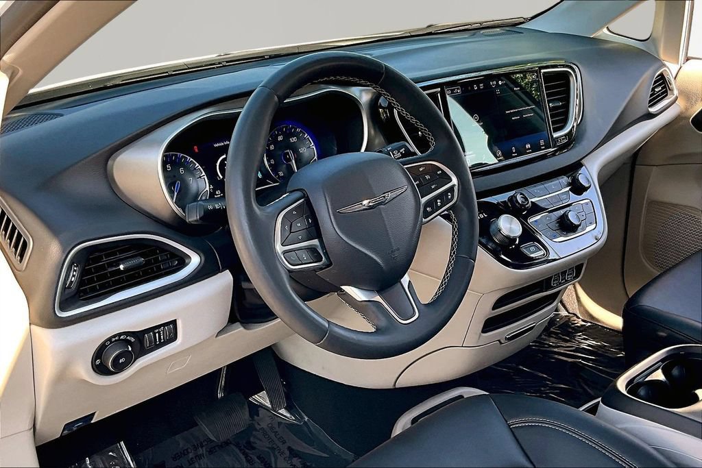 Used 2024 Chrysler Pacifica Touring-L FWD image 14
