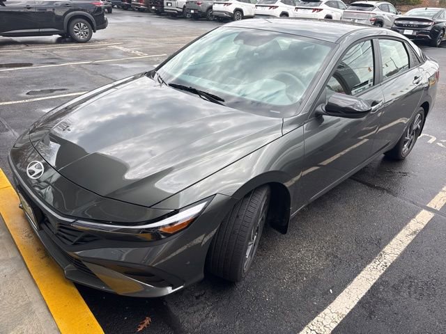 Used 2025 Hyundai Elantra SEL image 4