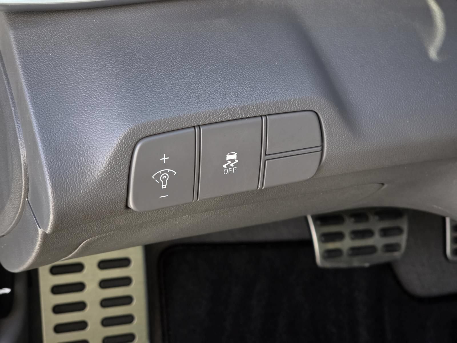 Used 2025 Hyundai Elantra Sport FWD image 17