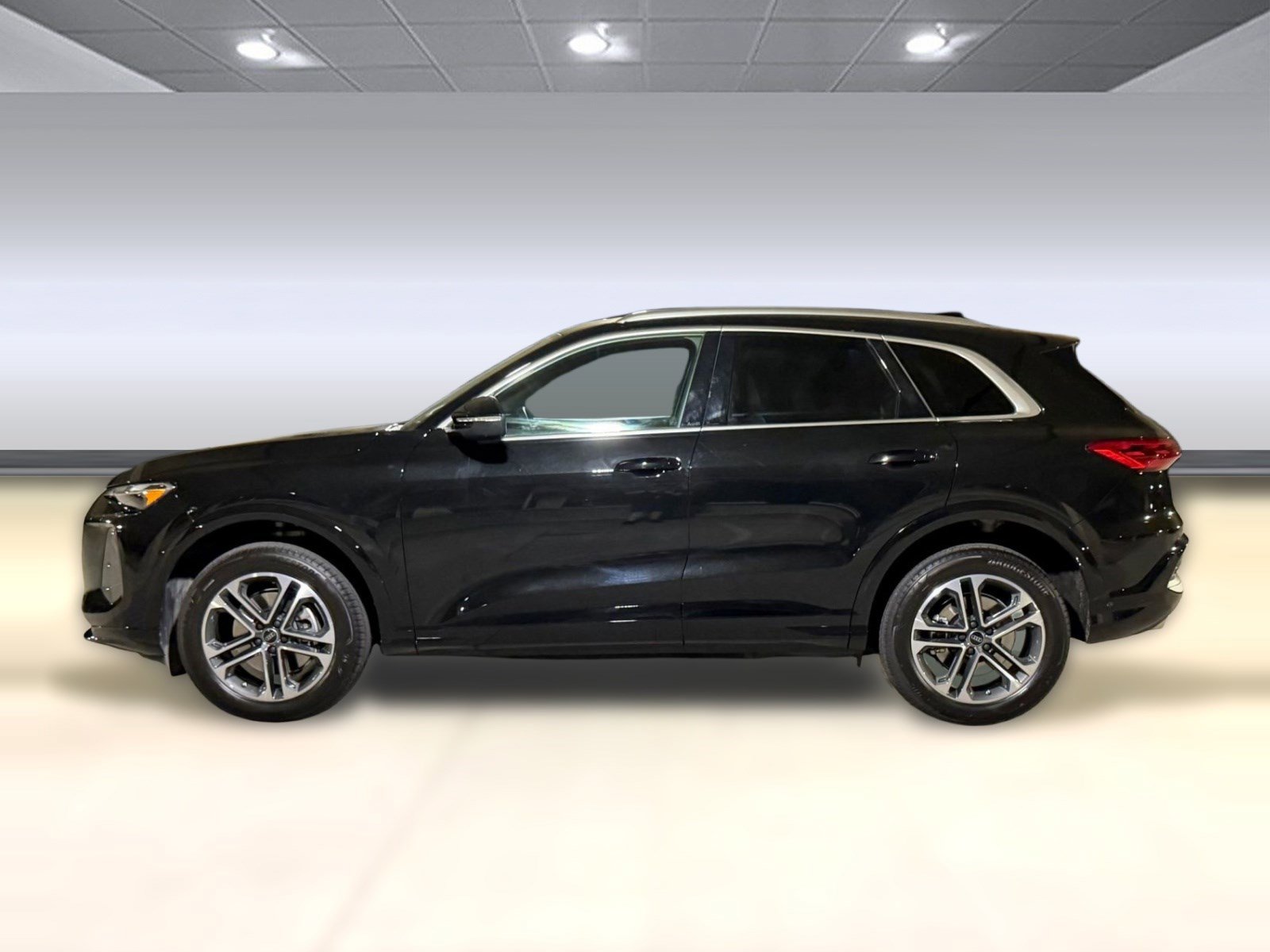 Certified 2025 Audi Q5 Premium w/ Convenience Package image 2