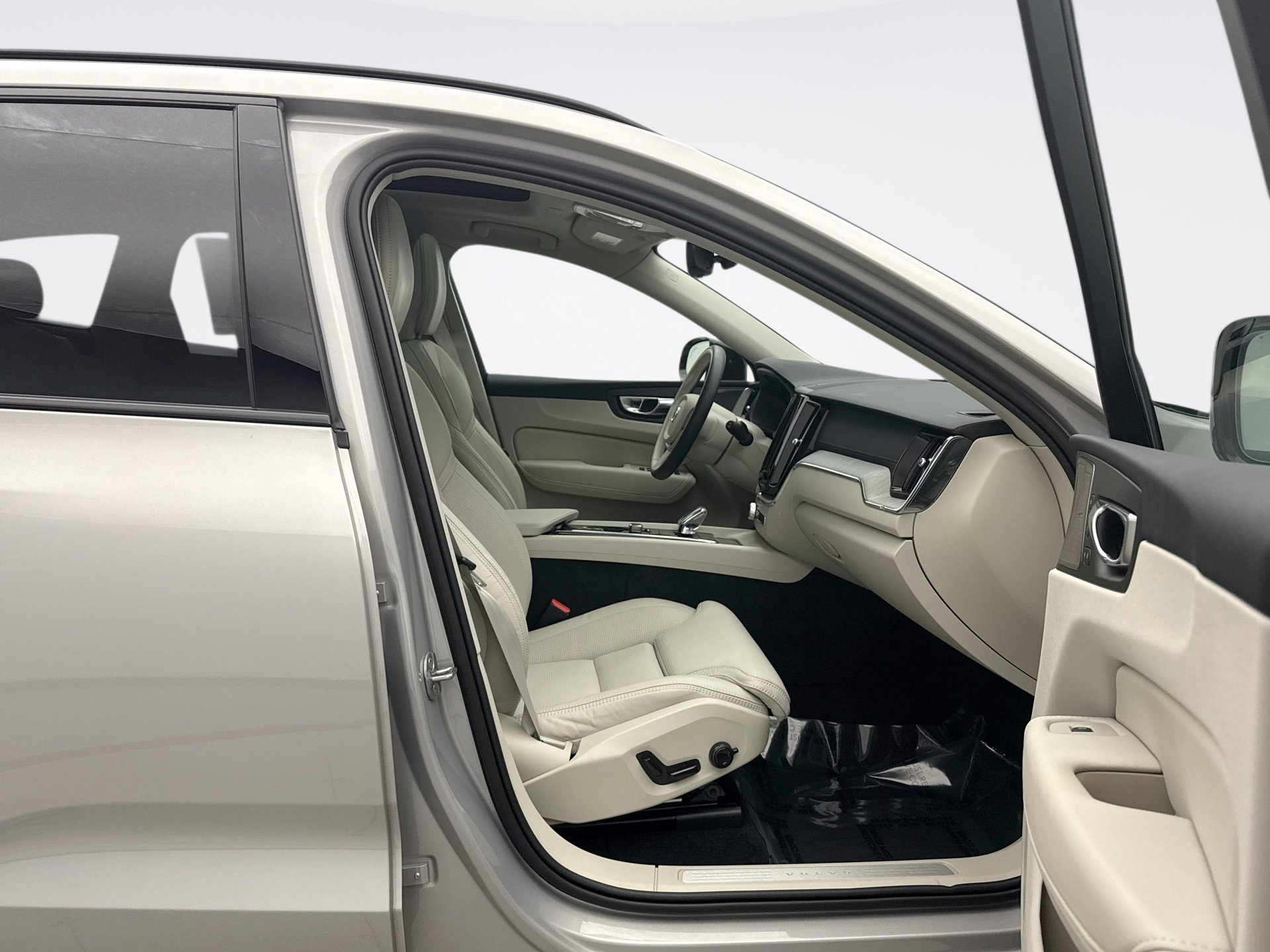 Used 2025 Volvo XC60 B5 Ultra w/ Climate Package image 18