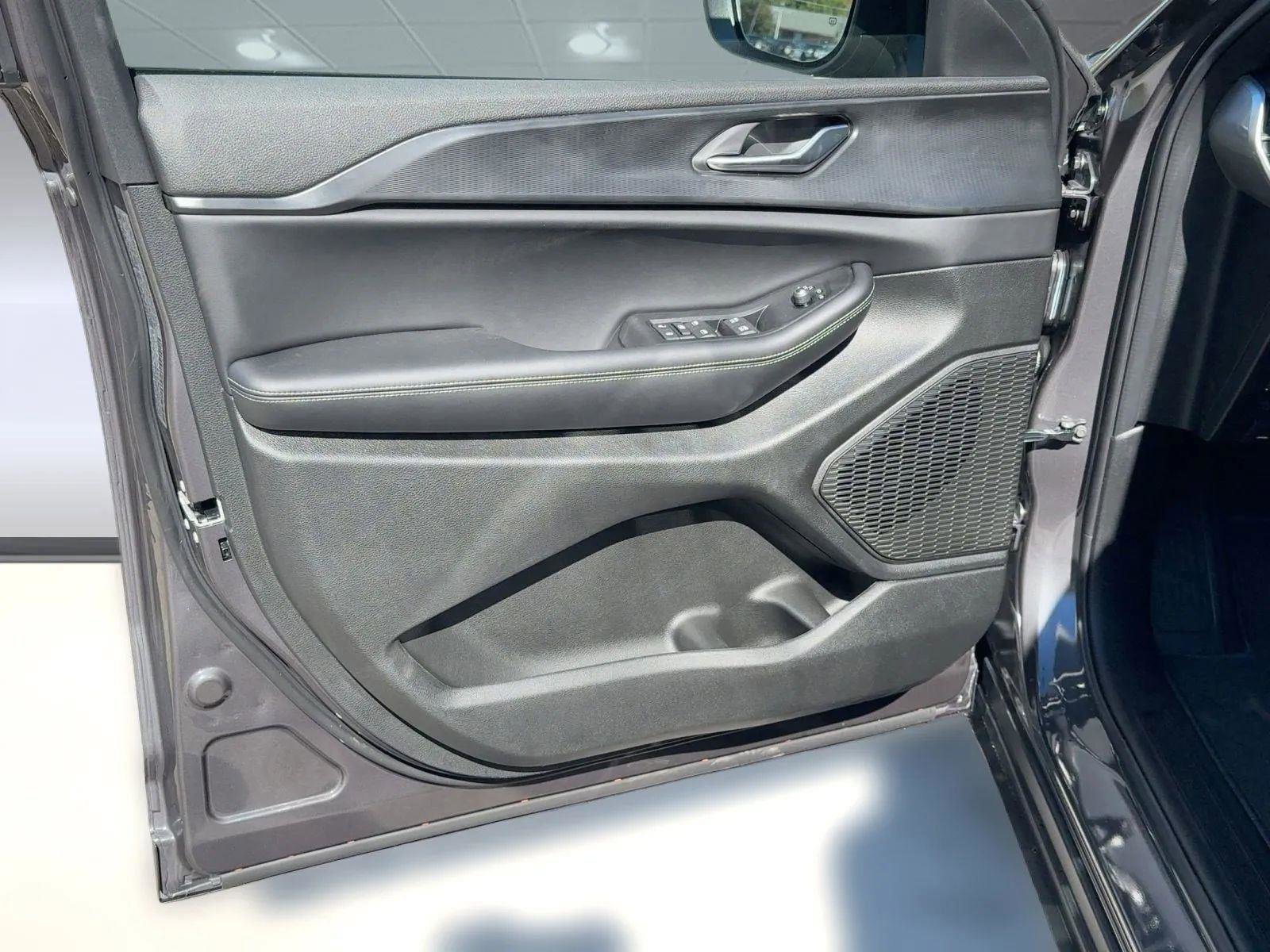 New 2025 Jeep Grand Cherokee L Laredo image 12