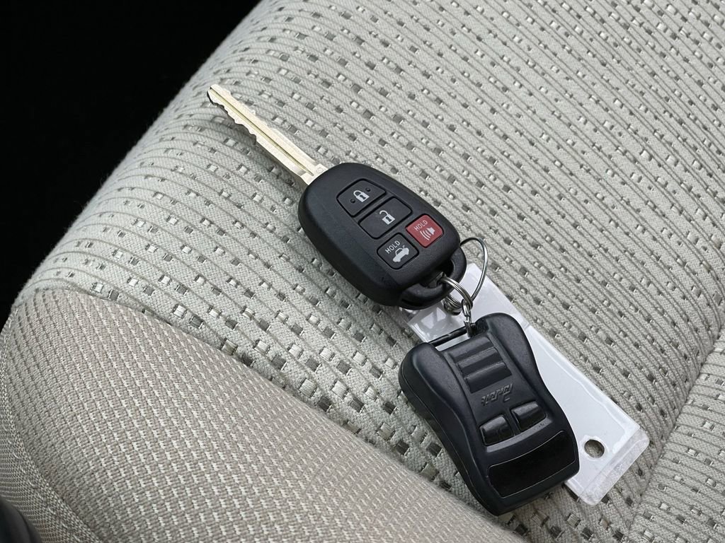 Used 2013 Toyota Camry LE image 30