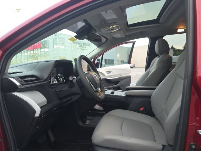Used 2026 Toyota Sienna XLE FWD image 21