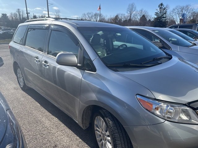 Used 2016 Toyota Sienna XLE image 2