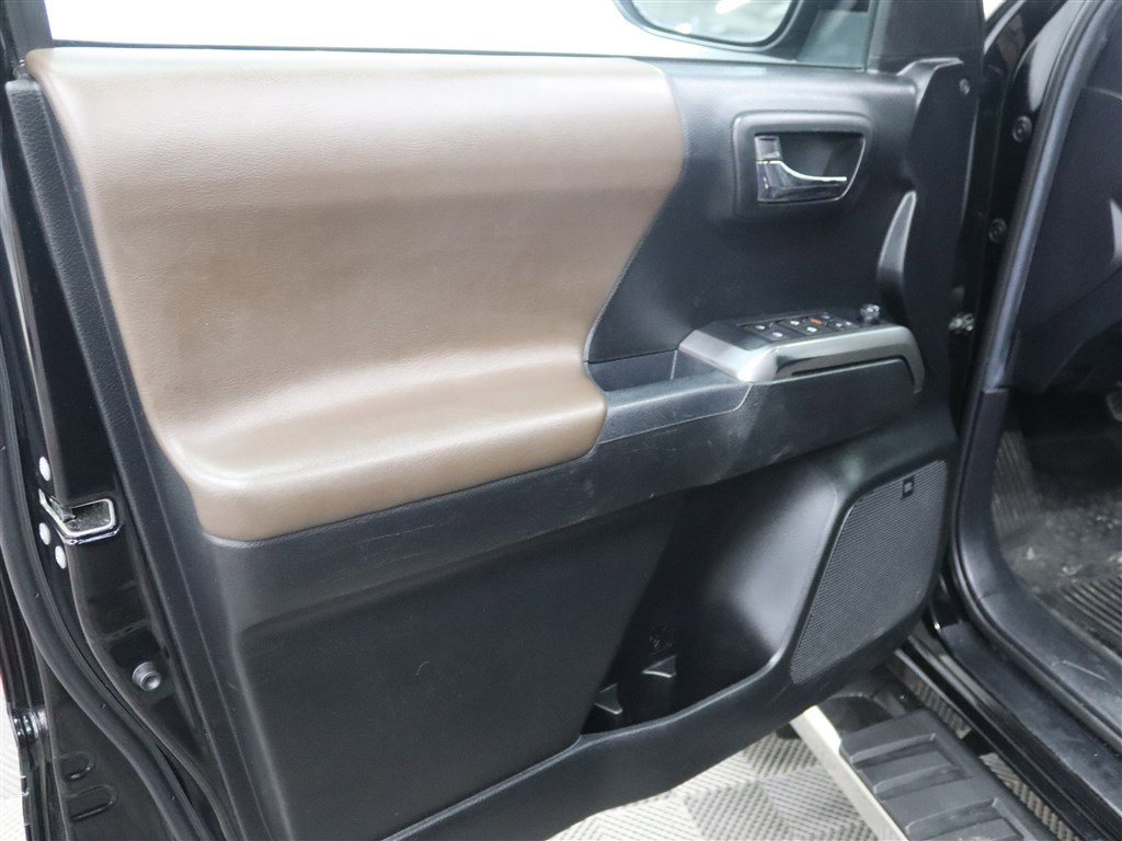 Used 2021 Toyota Tacoma Limited AWD/4WD image 15