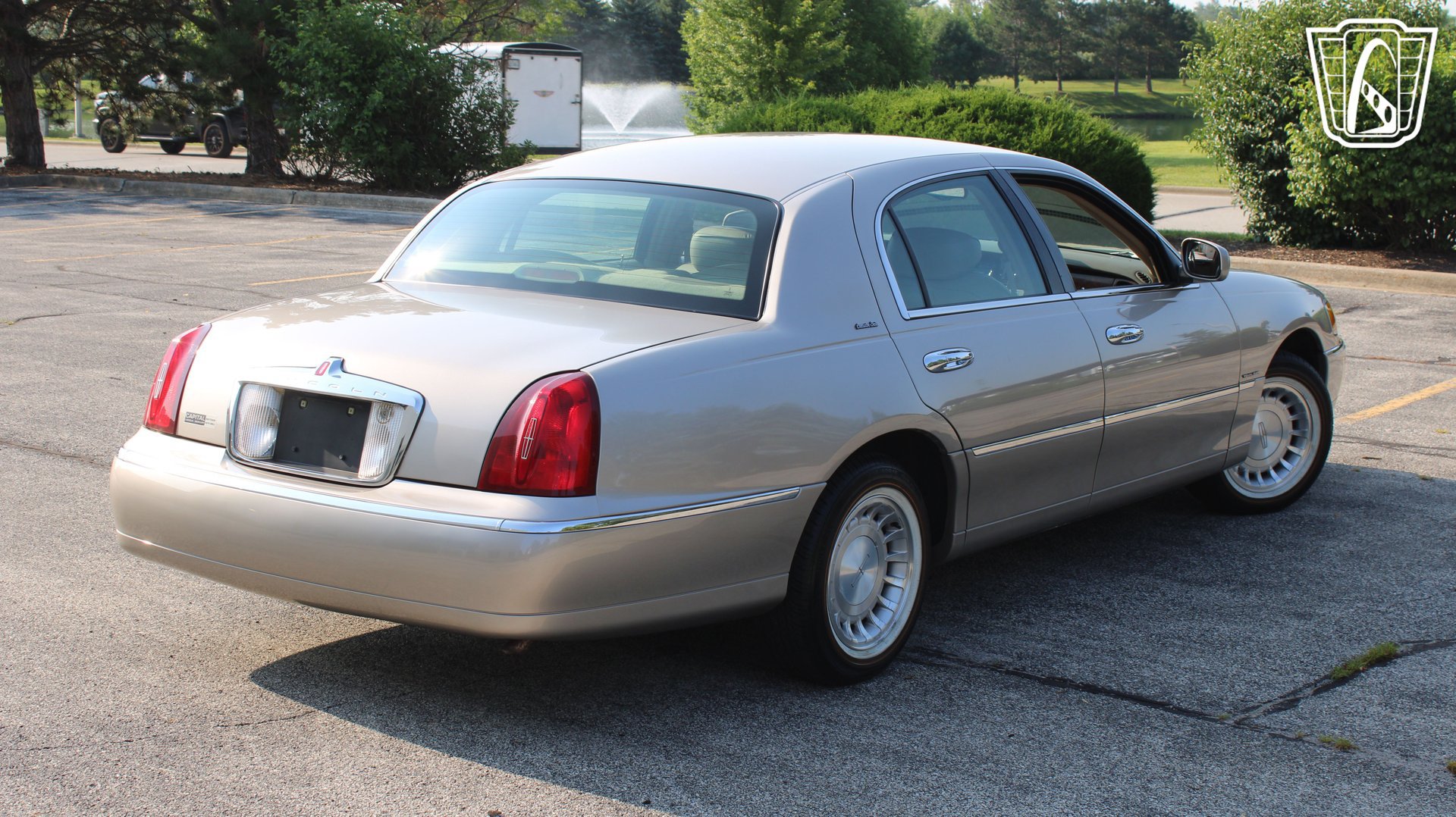 Used 2002 Lincoln Town Car Executive RWD image 5