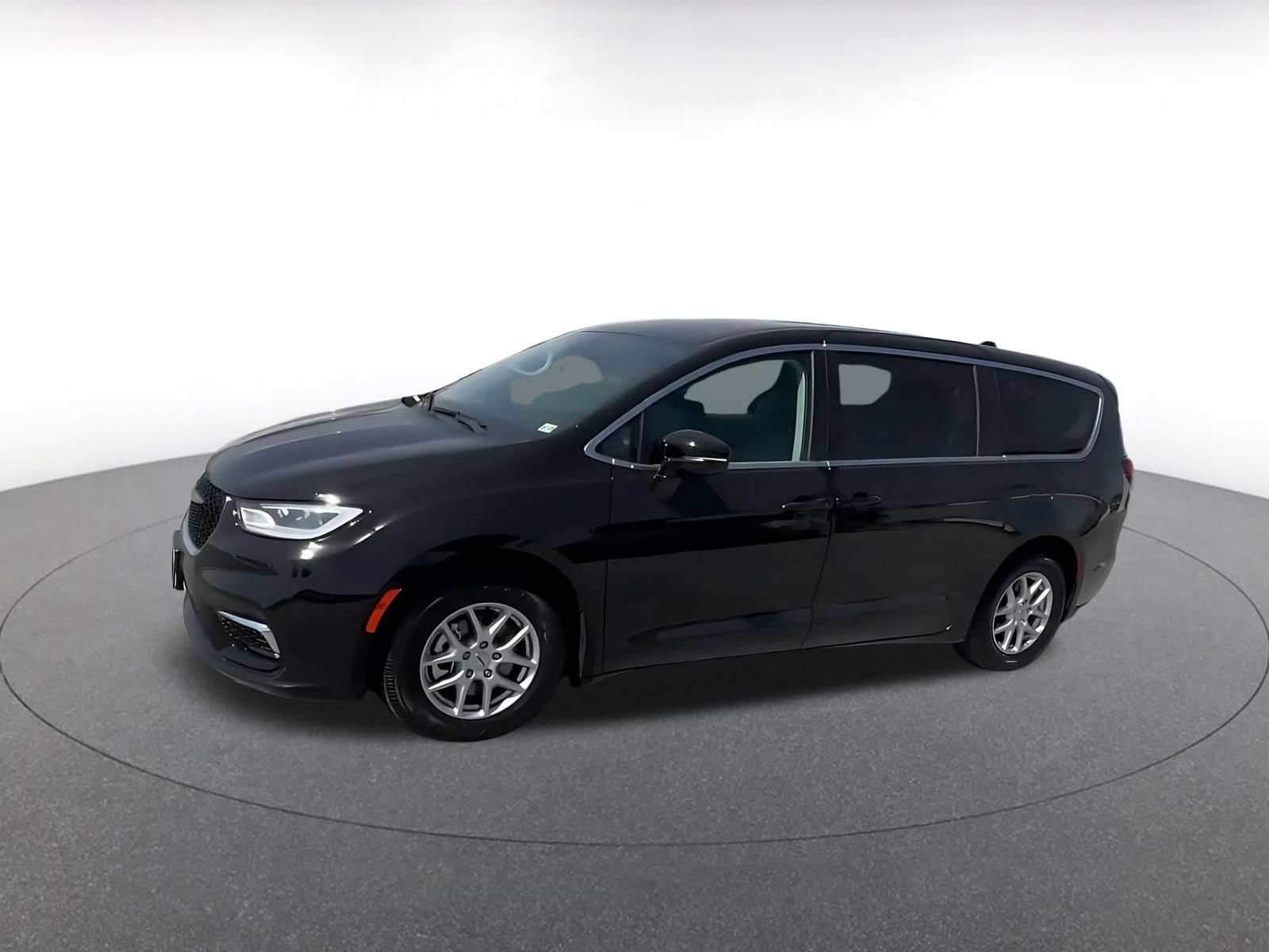 Used 2024 Chrysler Pacifica Touring-L FWD image 7