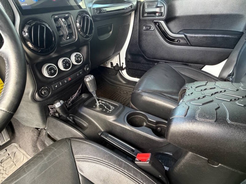 Used 2015 Jeep Wrangler Unlimited Sahara AWD/4WD image 16