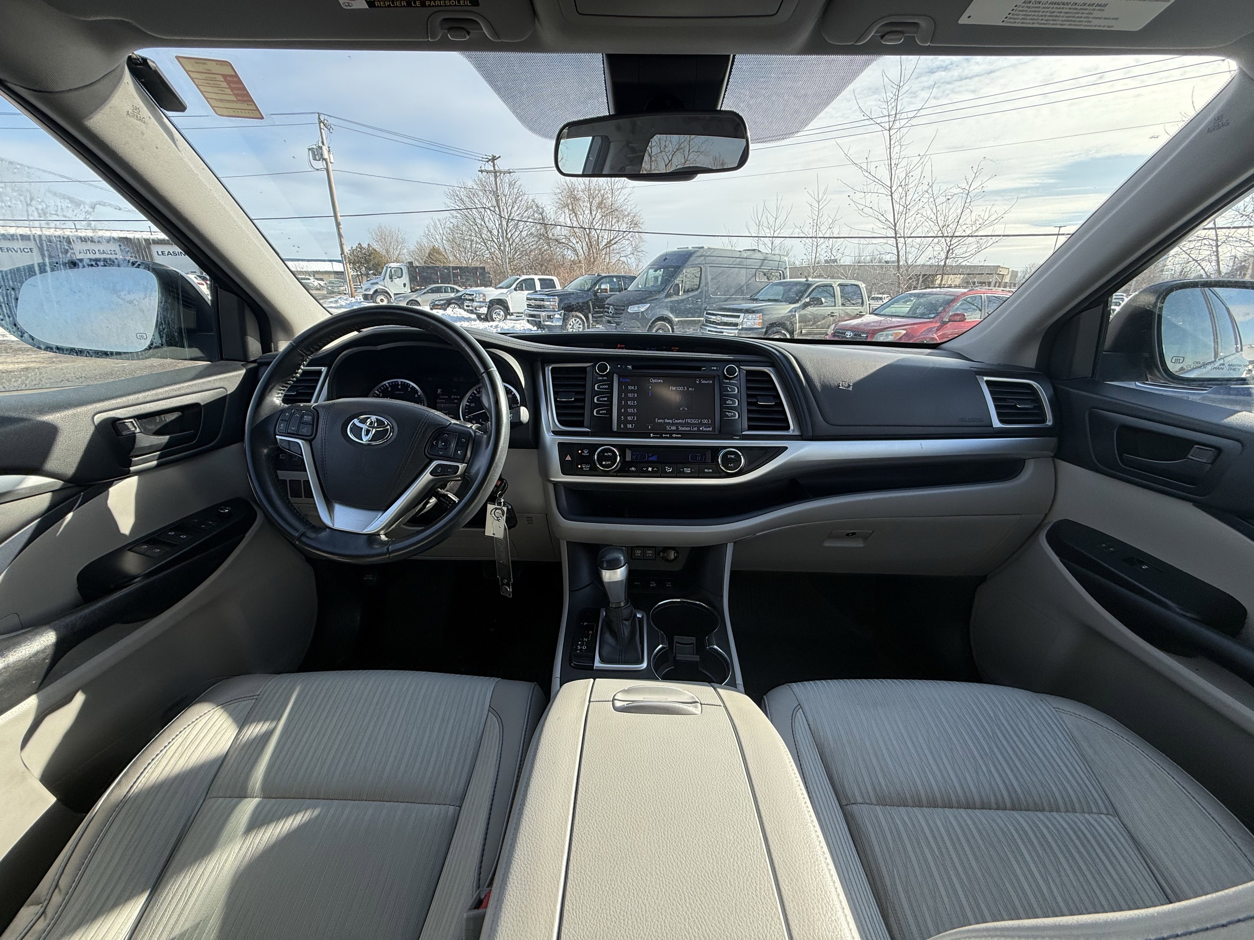 Used 2017 Toyota Highlander Plus image 2