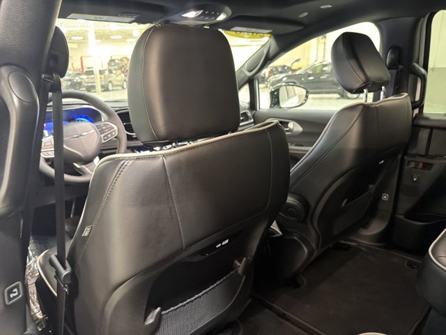 Used 2026 Chrysler Pacifica Limited FWD image 20